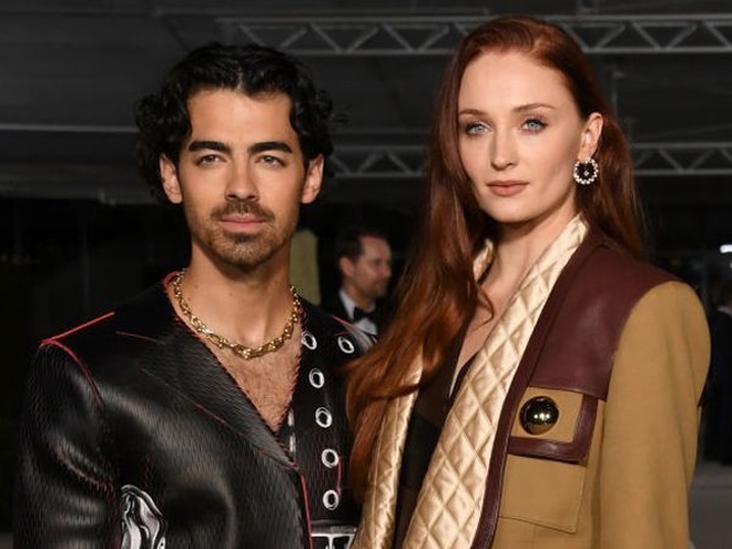 Зірка «Гри престолів» Софі Тернер у день народження чоловіка запостила їхнє спільне фото в однакових піжамах