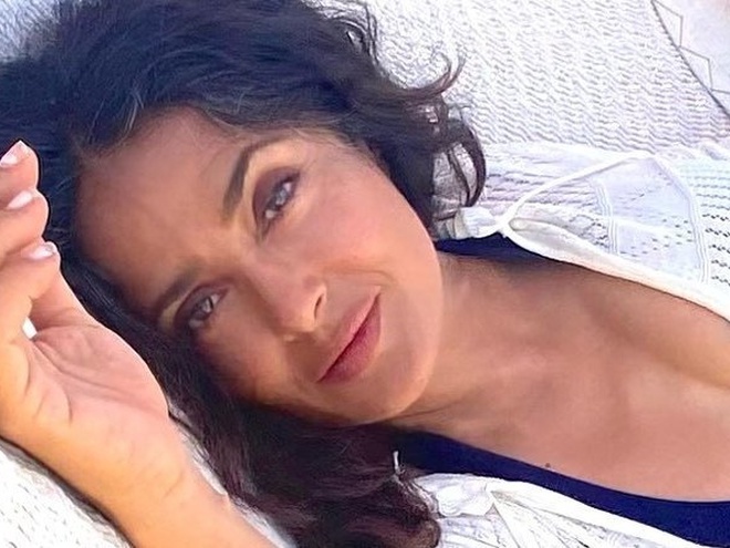 Сальма Гаєк у червоному купальнику попустувала з чайками на 57-річчя