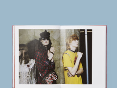 Модное чтиво: Gucci выпустил книгу фотографий своей истории