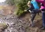 Прыжок с рюкзаком черрез грязь