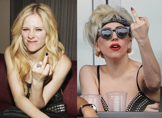 Звезды показывают средний палец