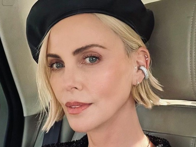 Шарліз Терон захопила публіку перловою півпрозорою сукнею на голі груди