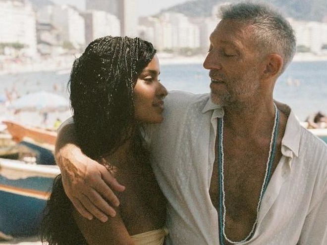 Молода кохана Касселя показала фігуру в білизні через місяць після пологів