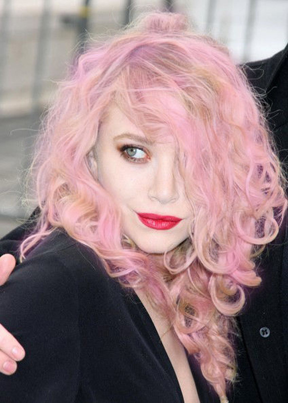 Розовый блонд фото на коротких волосах
