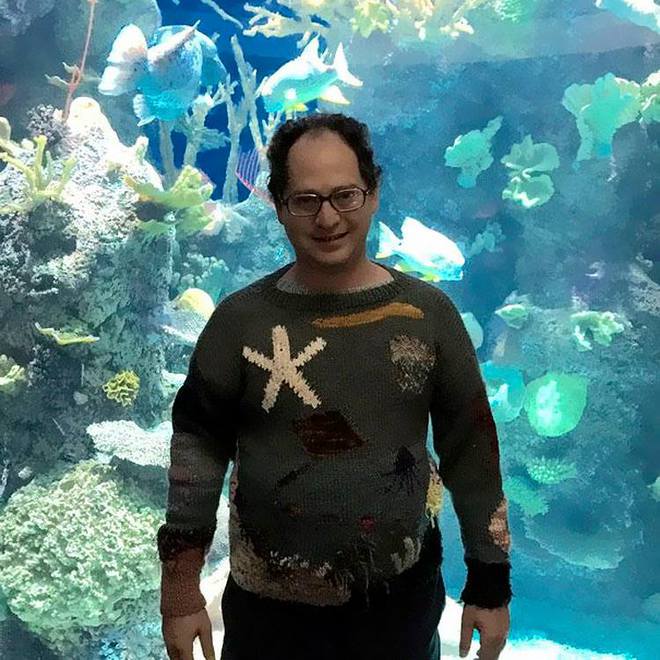 Зв'язав і сфоткався: турист фотографується на тлі визначних пам'яток зі своїх светрів
