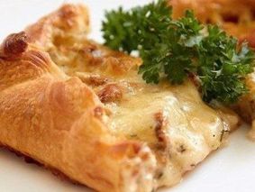 Пирог с грибами, сметаной и сыром