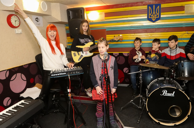 знаменитості з дітьми-переселенцями