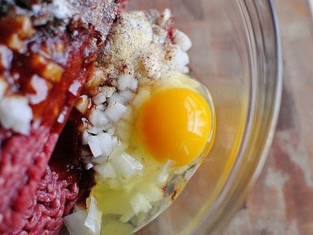 Мясной рулет в соусе барбекю