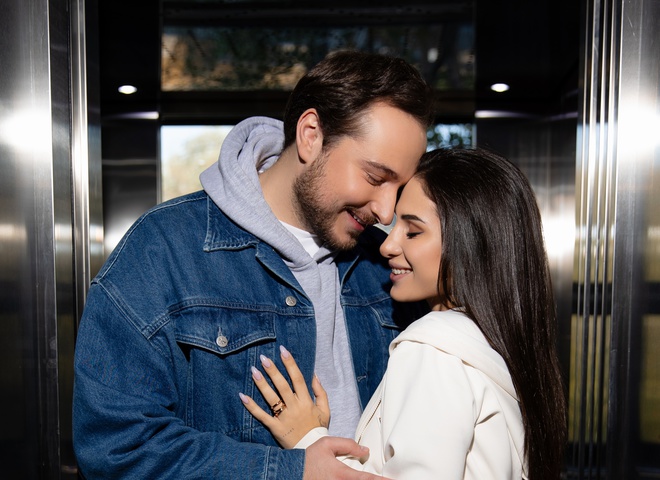 Нікіта Кісельов та SKYLERR облаштовують спільну оселю у кліпі на дуетну пісню  «У волоссі осінь»