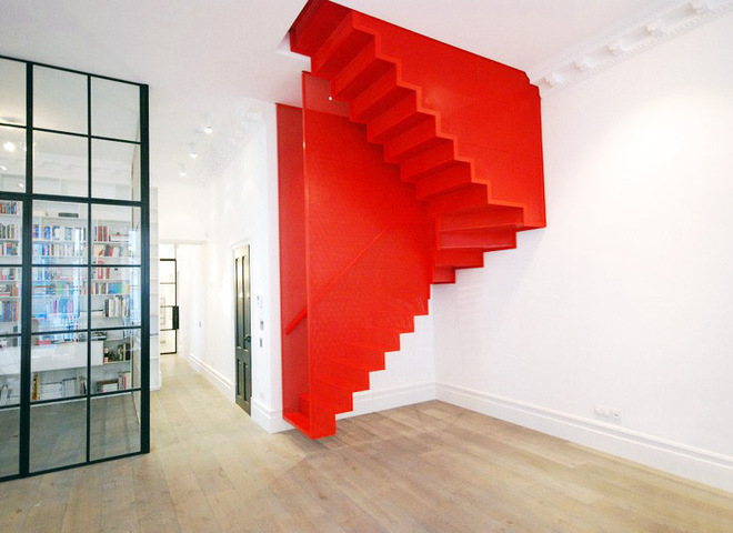 Підвісні червоні сходи