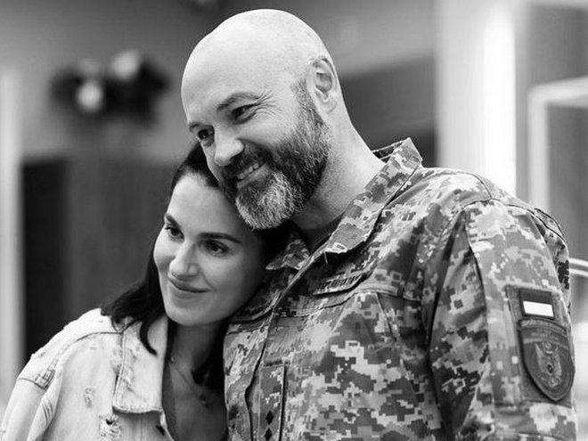 «Відчув, що cильно потрібен»: Єфросиніна знялася в обіймах чоловіка-військового