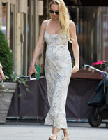 10 стильных образов беременных звезд