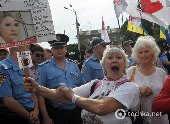 Разрешить написание латиницей тюремники обіцяють вивезти Тимошенко в суд «мирно і без бійки»