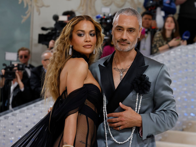 Ріта Ора показала, як відсвяткувала на Ібіці 50-річчя чоловіка