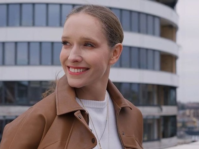 Роллер та 30 пар сережок: Осадча показала, що носить у сумці