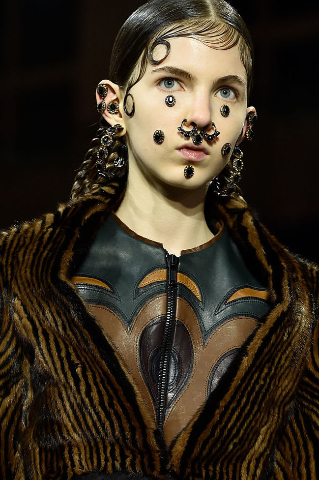 Безумные идеи макияжа на Хэллоуин с подиумов