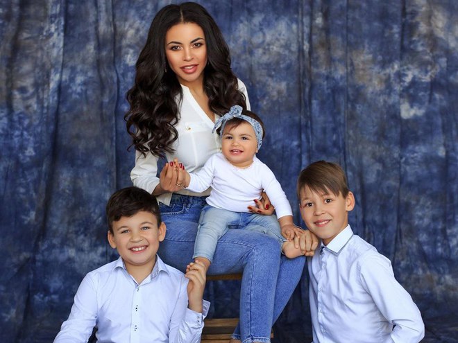 Полина Ололо с семьей