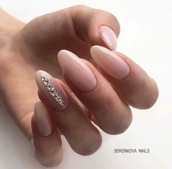 Маникюр в светлых тонах: ваниль