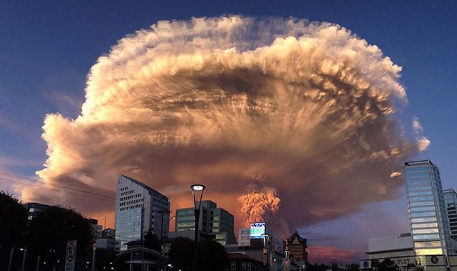 Страшно красиво: извержение вулкана Кальбуко в Чили