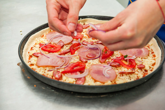 Пицца с охотничья рецепт. 03700be6b20f2621e921255c50207c30 pizza okhotnichiya dsc 0951. Пицца с охотничья рецепт фото. Пицца с охотничья рецепт-03700be6b20f2621e921255c50207c30 pizza okhotnichiya dsc 0951. картинка Пицца с охотничья рецепт. картинка 03700be6b20f2621e921255c50207c30 pizza okhotnichiya dsc 0951. Охотничью пиццу можно приготовить в домашних условиях потратив на это от 15 до 40 минут. Все зависит от рецепта, которым воспользуетесь. Главный ингредиент блюда — одноименные колбаски. Остальные продукты добавляйте по своему желанию и вкусовым предпочтениям. Какие ингредиенты гармонично сочетаются в начинке и как приготовить пиццу за 15 минут — пошаговые рецепты с фото.