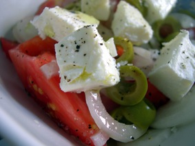 Салат из помидоров с брынзой и оливками