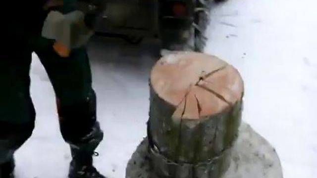 Они колят дрова. Рубить дрова. Правильная техника колка дров. Как быстро наколоть дрова. Колка чурок.