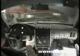 гоночная машина против автобуса