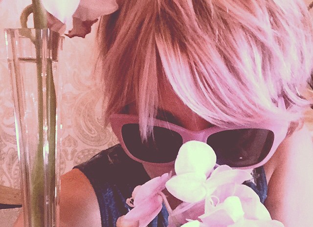 Кейлі Куоко пофарбувала волосся в пастельно-рожевий колір