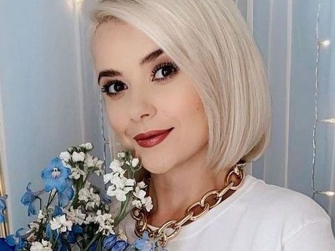 Міка Ньютон показала, який вигляд мала в дитинстві довговолосою брюнеткою