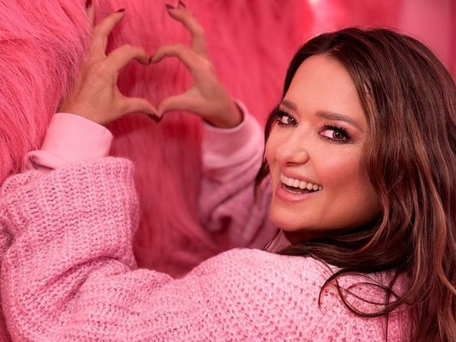 Могилевська заговорила про весілля з коханим, з яким виховує прийомних дочок