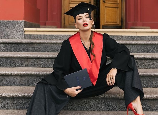 Анна Саліванчук отримала диплом психолога та показала фото з випускного