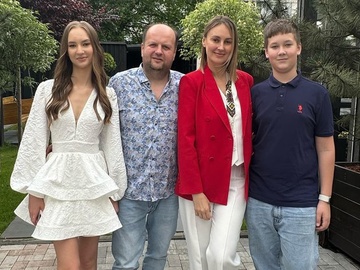 Бронюк показав дочку у купальнику та привітав її з 16-річчям