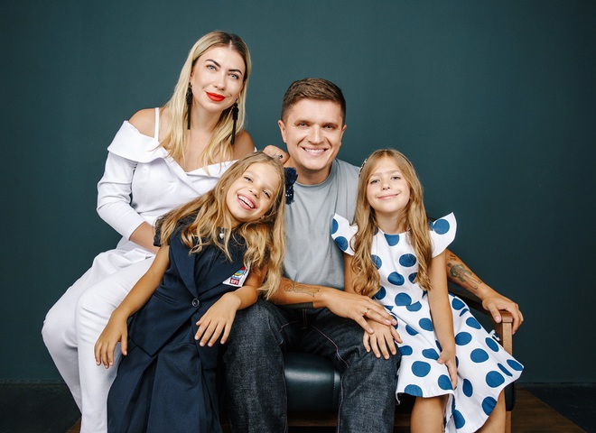 Анатолий Анатолич и Юла с дочерьми Алисой и Лолитой