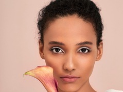 Искусство зимнего макияжа в съемке Harpers Bazaar