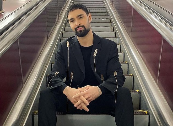 Козловський показав своє дитяче фото з батьками