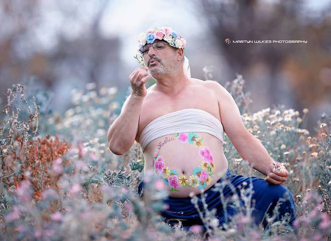 Испанец с "пивным животом" спародировал фотосессии беременных женщин