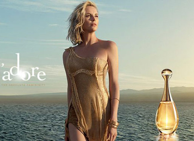 Шарлиз Терон касается дождя в рекламе Dior J'adore