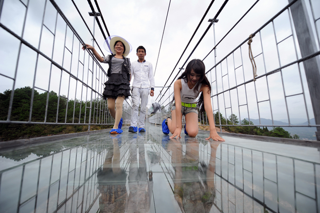 Над стеклом: прогулки по самому длинному стеклянному мосту в  мире