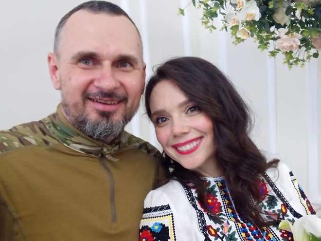 Вперше побачив Україну: Дружина Сенцова повернулася із США із тримісячним сином