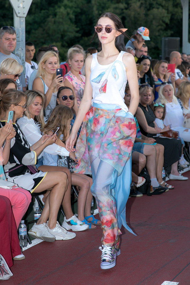 Fashion Show SEREBROVA SS20 на Пешеходном мосту через Днепр: фотоотчёт
