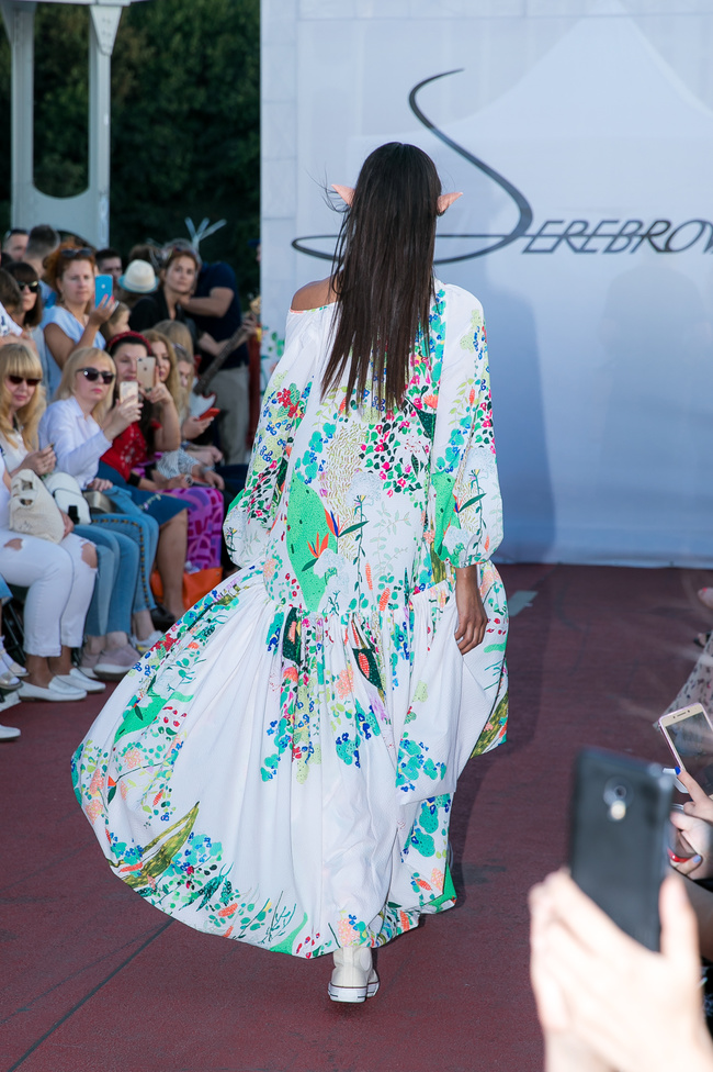 Fashion Show SEREBROVA SS20 на Пешеходном мосту через Днепр: фотоотчёт