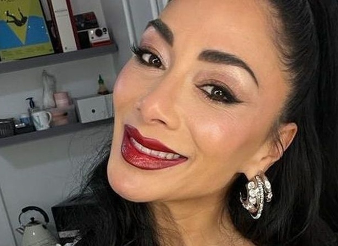 Ніколь Шерзінґер вразила публіку появою у відвертій золотавій сукні