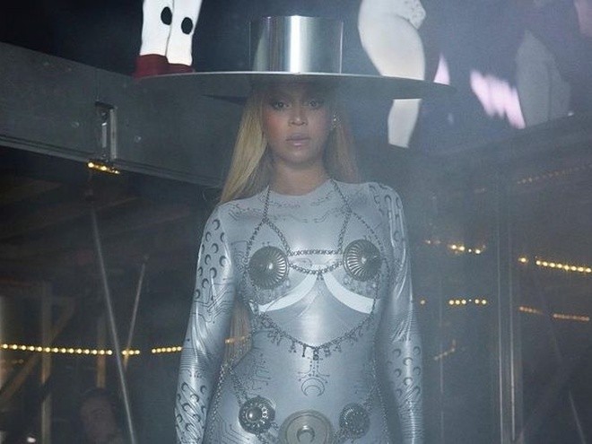 Бейонсе вийшла на концерт у Чикаго в капелюсі від українського бренду