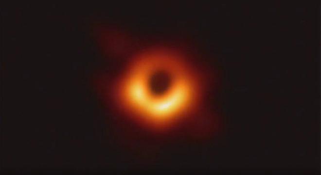 Первое в истории фото чёрной дыры