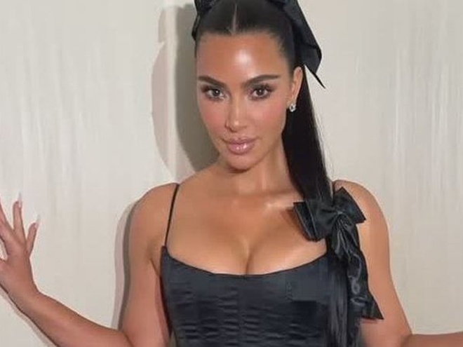 Кардаш'ян із пухнастим топом і голим низом знялася на підлозі в гардеробній