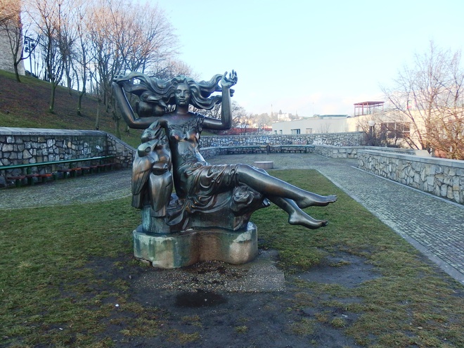 Скульптура босорки в Братиславе работы Тибора Бартфая