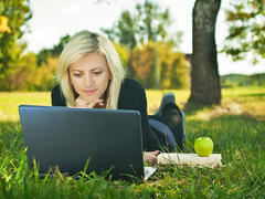 Дівчина з ноутбуком в парку