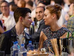 Официально: Бри Ларсон и Алекс Гринвальд помолвлены 