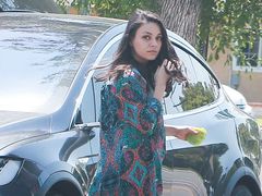 Беременная Мила Кунис в мини гуляет по Лос-Анджелесу