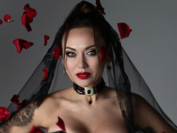 Саліванчук блиснула бюстом, зачерпнувши рукою червону ікру